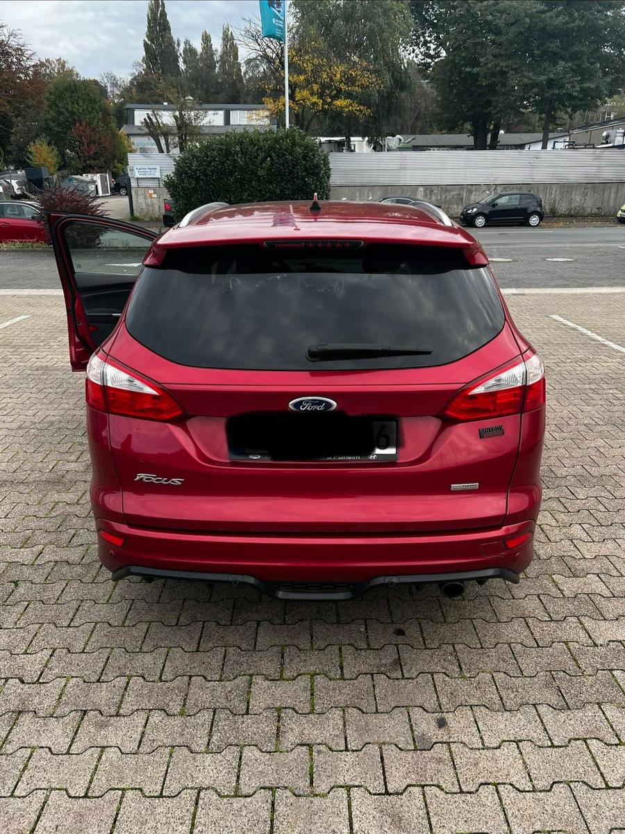 Ford Focus 2012 — вигляд ззаду