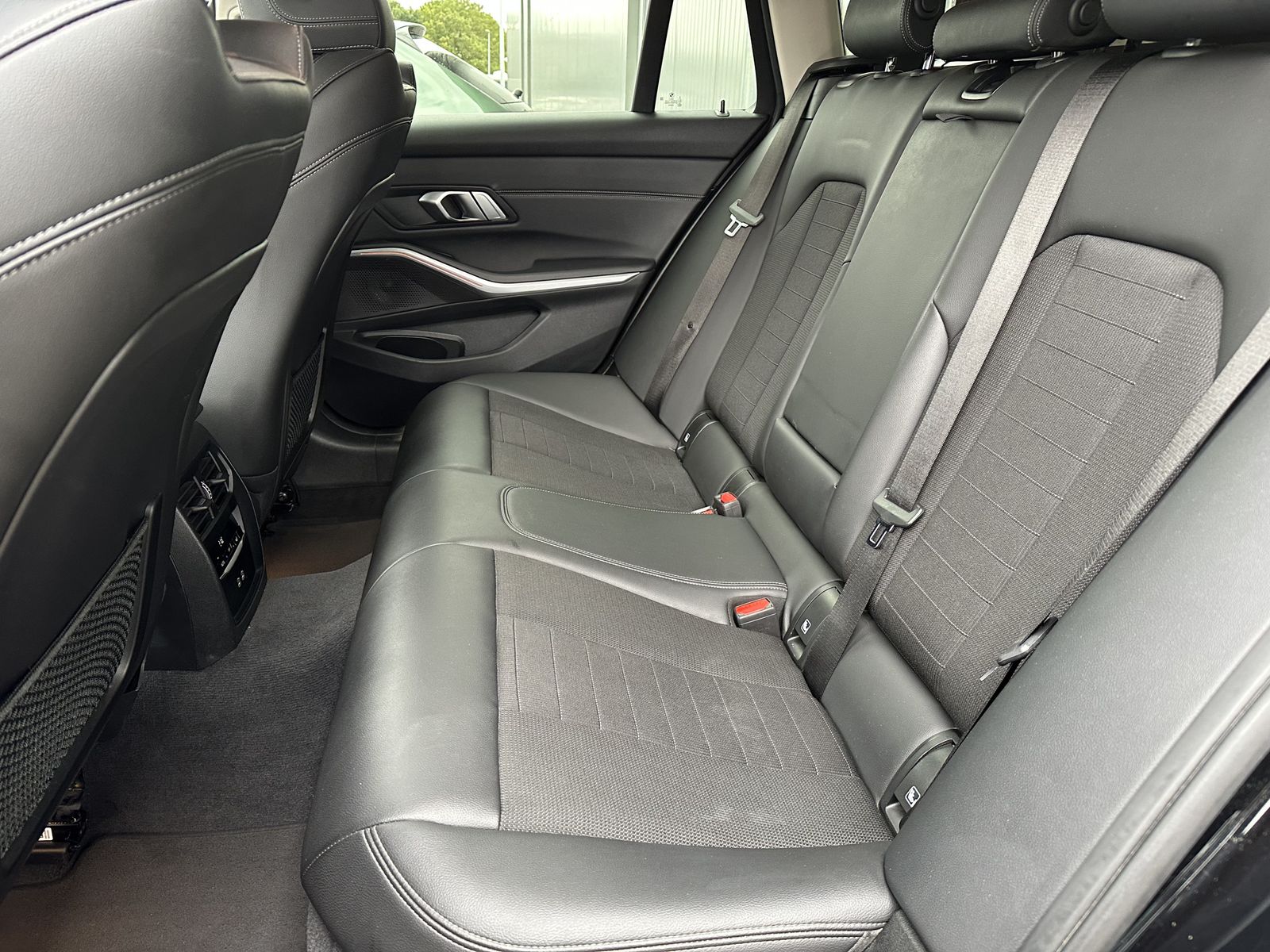 Fahrzeugabbildung BMW 320d Touring Sport-Line NAV+LED+AHK+ACC+KAM+18ZO