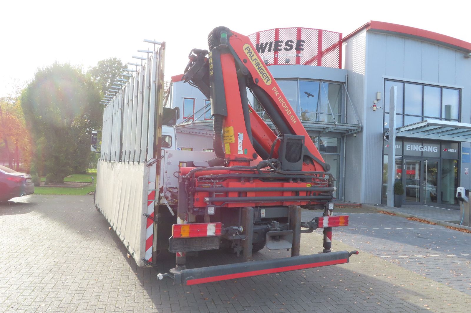 Fahrzeugabbildung Mercedes-Benz Axor  1833 L - Glastransporter Kran Palfinger