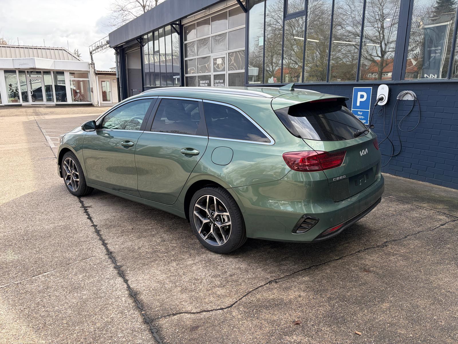 Kia CEED SW 1.5T DCT7 KEYLESS LED PDC V+H 17´´ALU