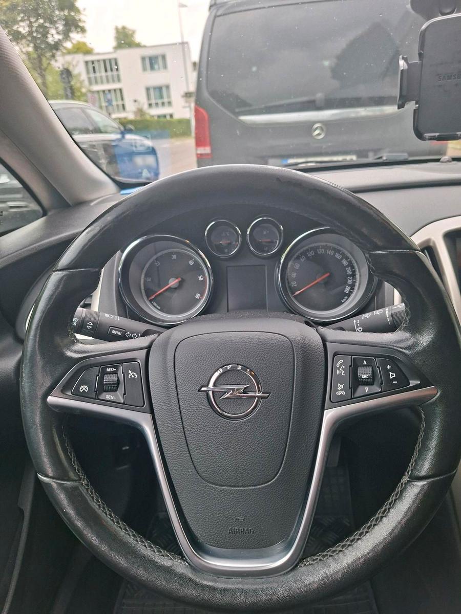 Opel Astra 2012 — photo 10