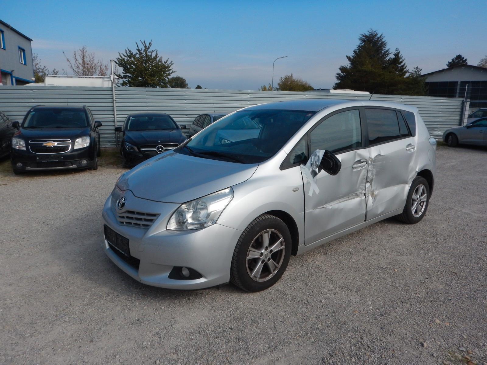 Toyota Verso 2011 — rear view
