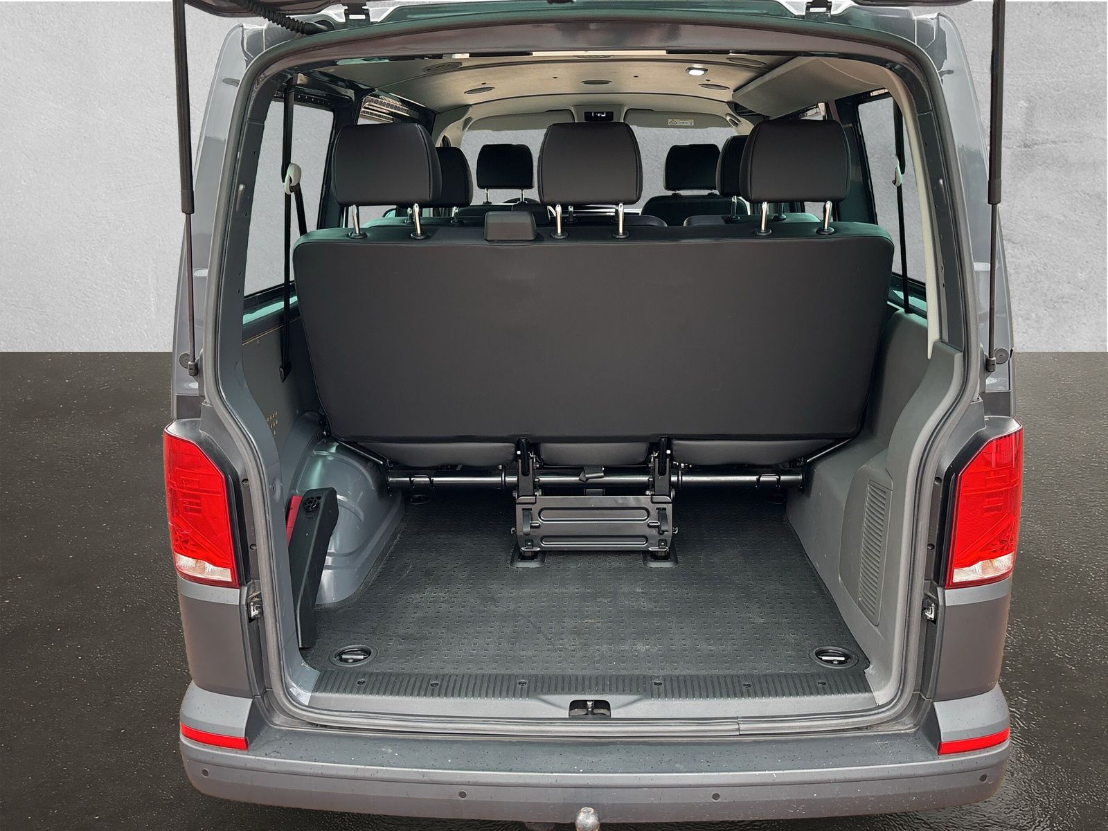 Fahrzeugabbildung Volkswagen T6.1 Transporter Kombi 2.0 TDI AHK PDC 8-Sitzer