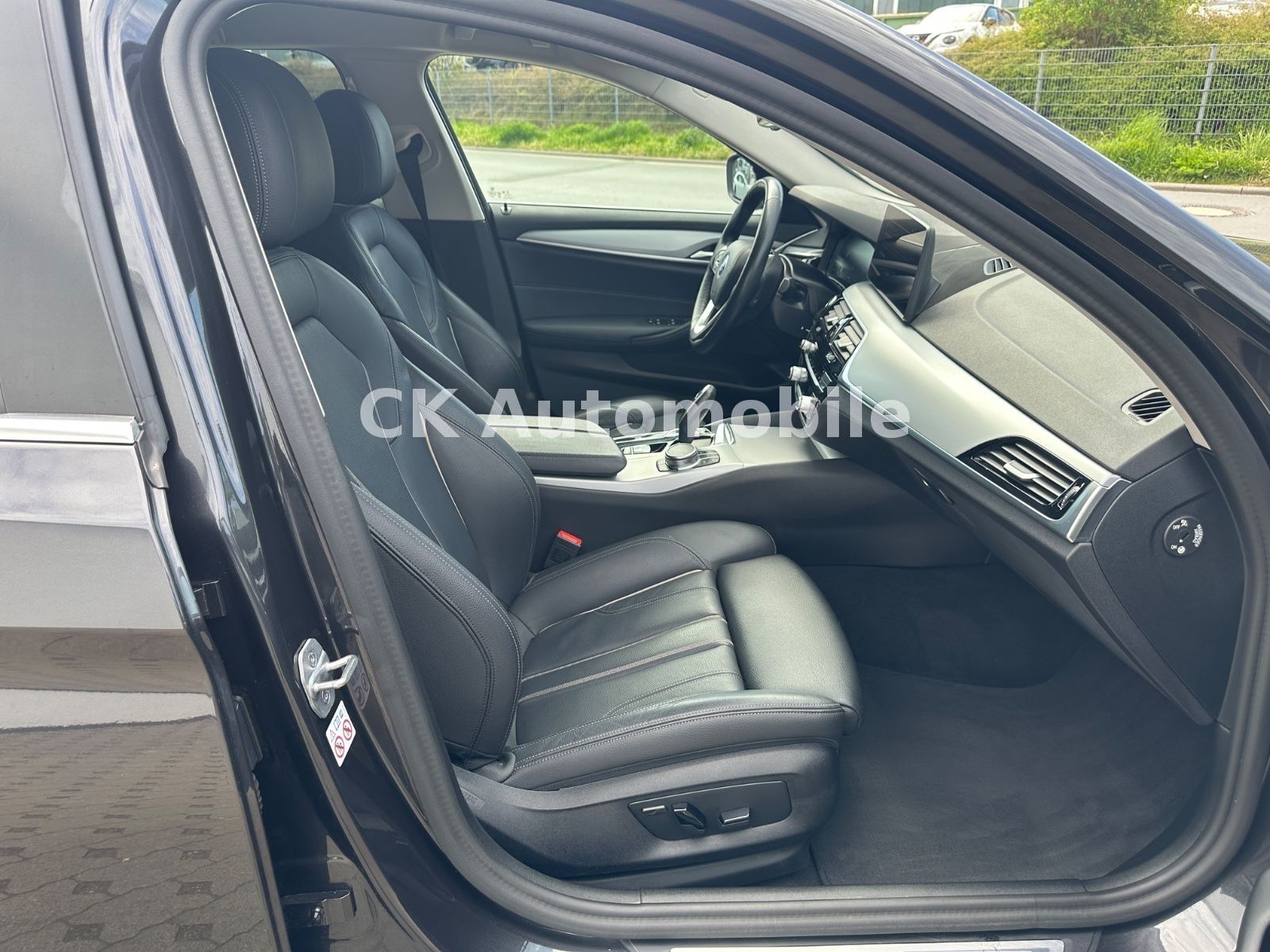 Fahrzeugabbildung BMW 520d Touring/Navi/Leder/Head-Up/Kamera/LED/ACC