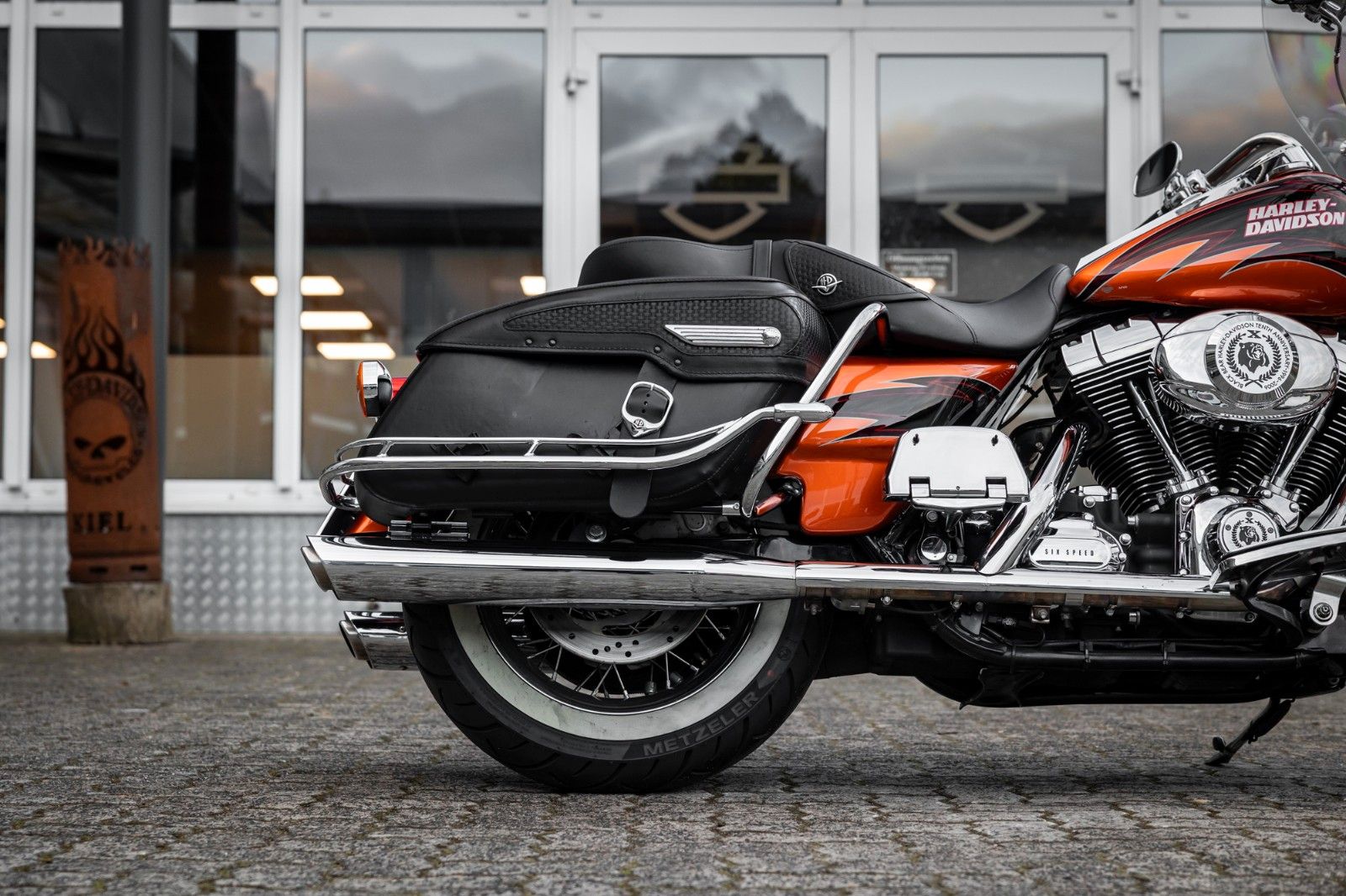 Fahrzeugabbildung Harley-Davidson FLHRC Road King Classic - BLACK BEAR - SELTEN