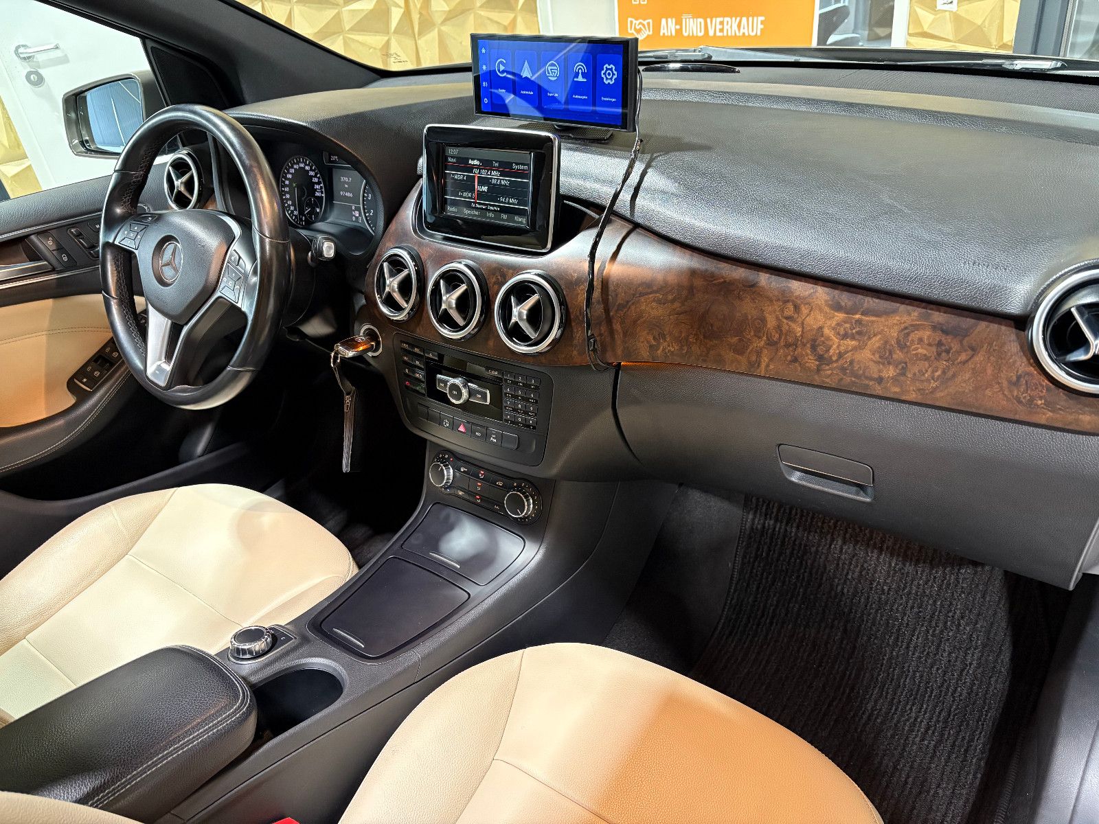 Fahrzeugabbildung Mercedes-Benz B 200/PANO/MEMORY/KLIMA/CAR-PLAY/2.HAND/KAMERA