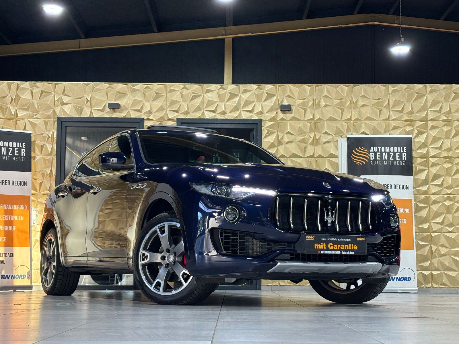 Fahrzeugabbildung Maserati Levante/EXCLUSIVE/RED/360'KAM/PANO/HARMAN-KARDON