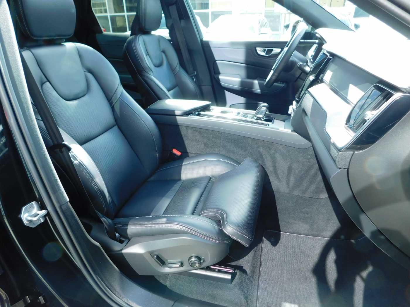 Fahrzeugabbildung Volvo XC60 T6 AWD Recharge R-Design