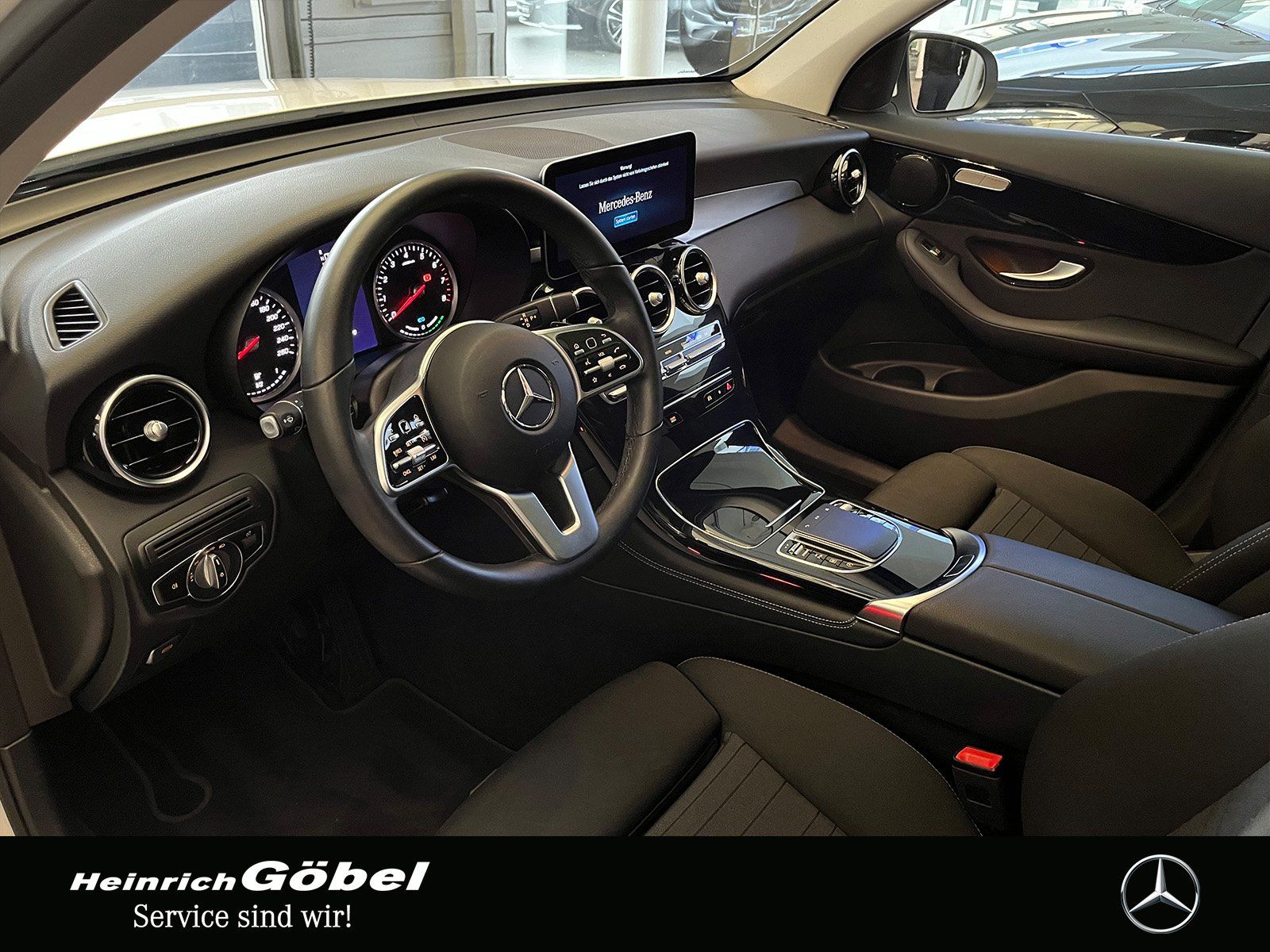 Fahrzeugabbildung Mercedes-Benz GLC 200 4M PANO+KAMERA+LED+CARPLAY+NAVI+MBUX