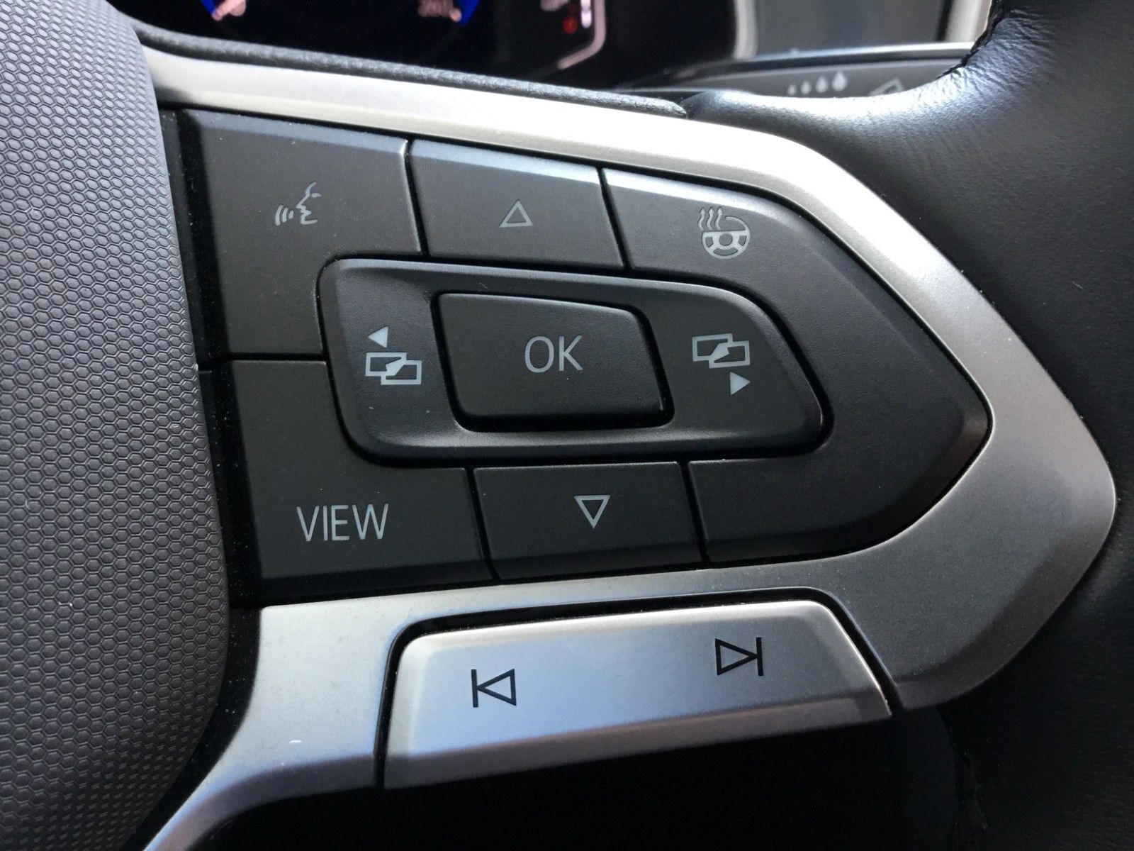 Fahrzeugabbildung Volkswagen T-Roc 1.5 TSI DSG Style+AHK+LED+ACC+17"+Kamera