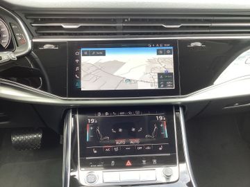 Audi Q8 - 12