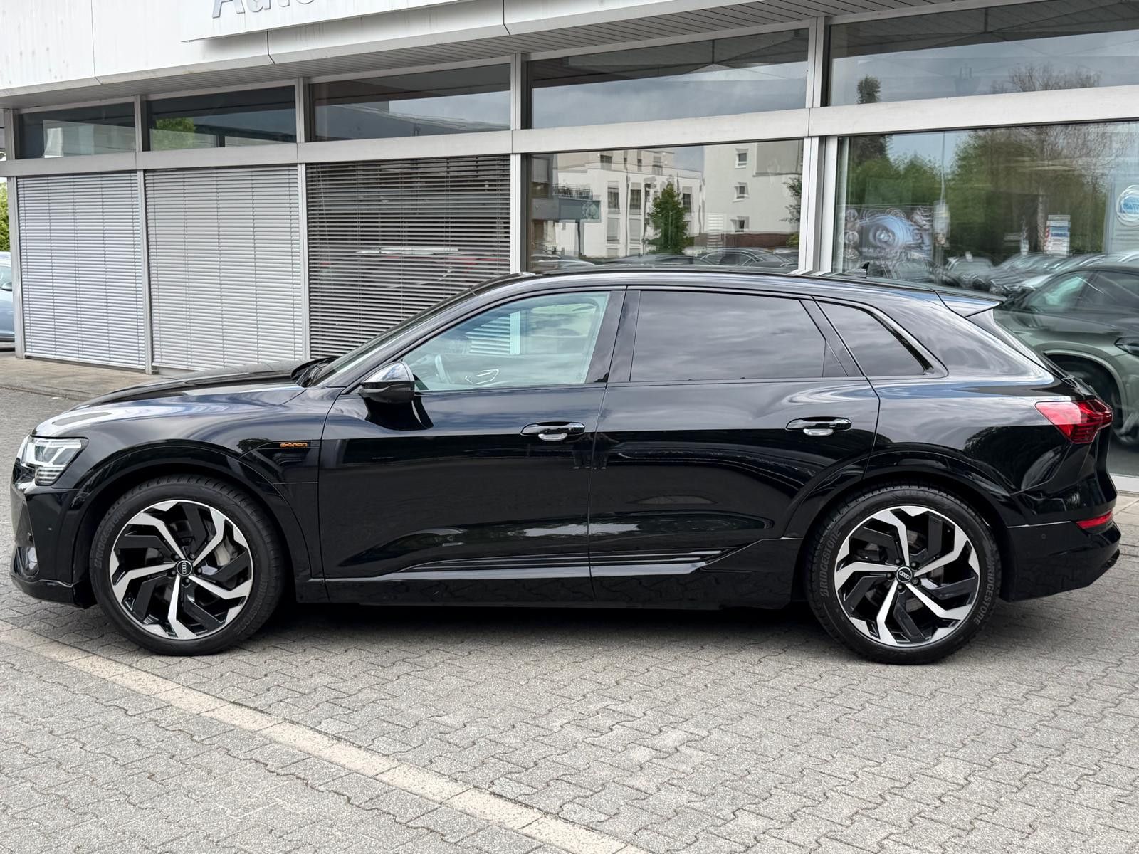 Fahrzeugabbildung Audi e-tron 55 QUAT 2X S LINE BLACK EDIT LUFT+360+AHK