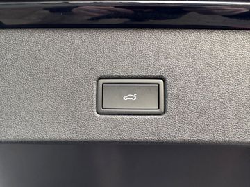 Fahrzeugabbildung Volkswagen T-Roc 1.5 TSI Style DSG AHK Navi Matrix
