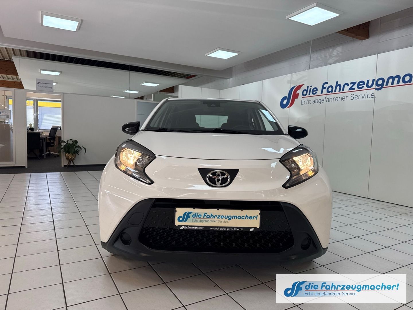 Fahrzeugabbildung Toyota Aygo X Play Apple CarPlay Android Auto Mehrzonen