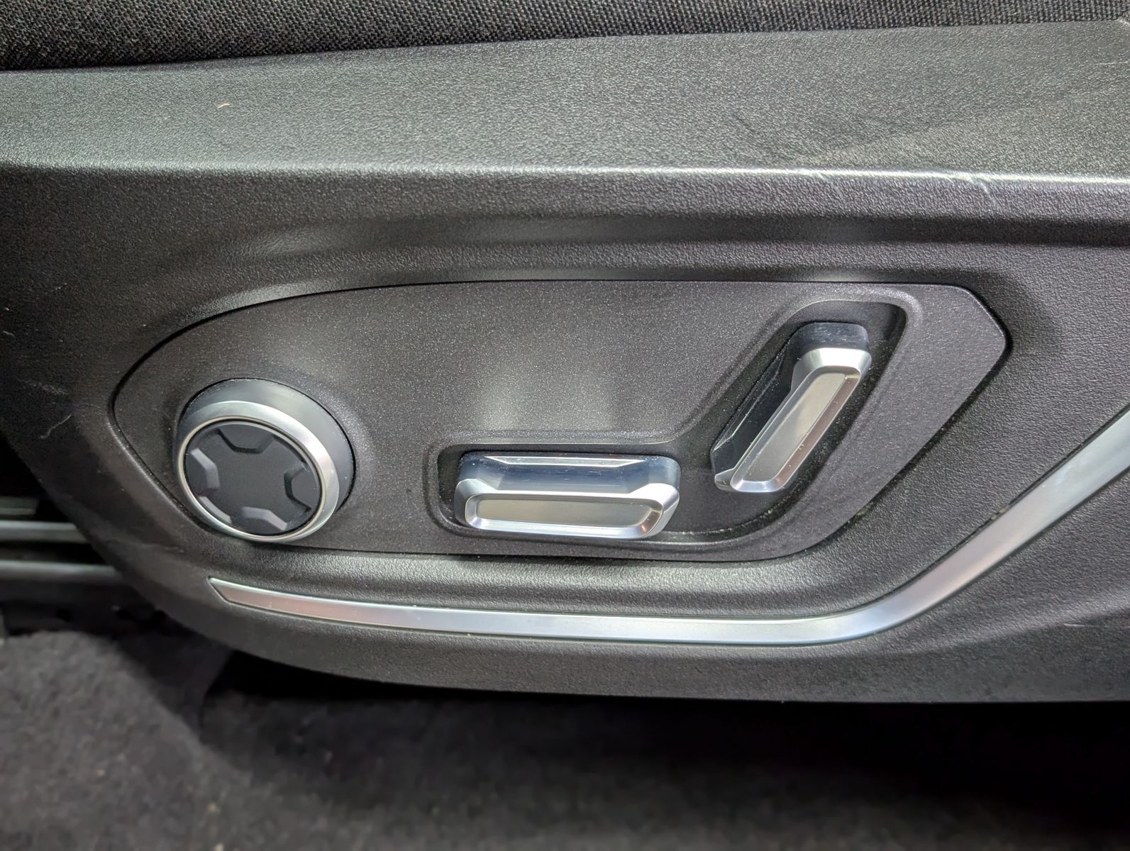 Fahrzeugabbildung Lynk&Co 01 1.5 T HEV ACC PANO APP LED KAM MEMO SHZ 24TKM