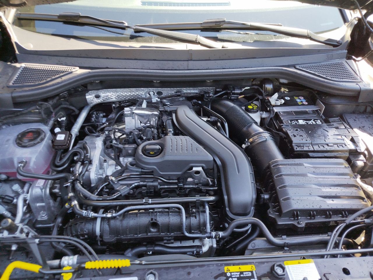 Fahrzeugabbildung Volkswagen T-ROC R-Line NF 1.5 B 110eTSID7F, AHK schwenkbar