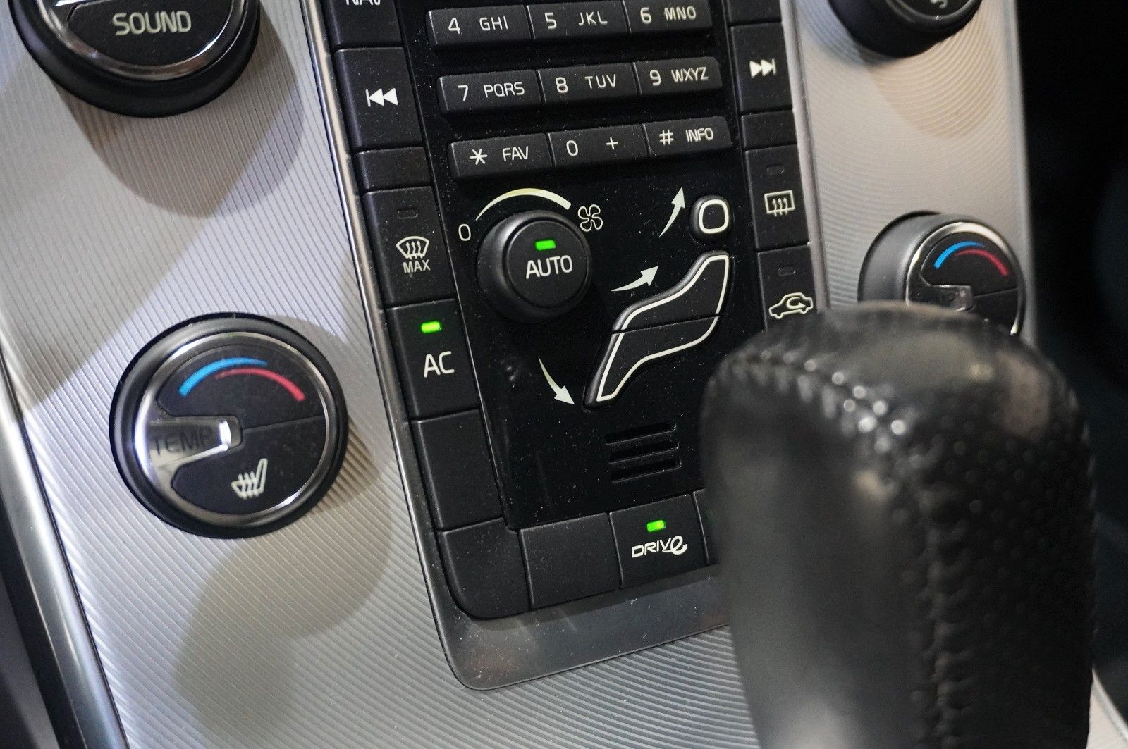 Fahrzeugabbildung Volvo V60 Kombi D4 R-DESIGN NAVI/LED/SHZPDC/AHK