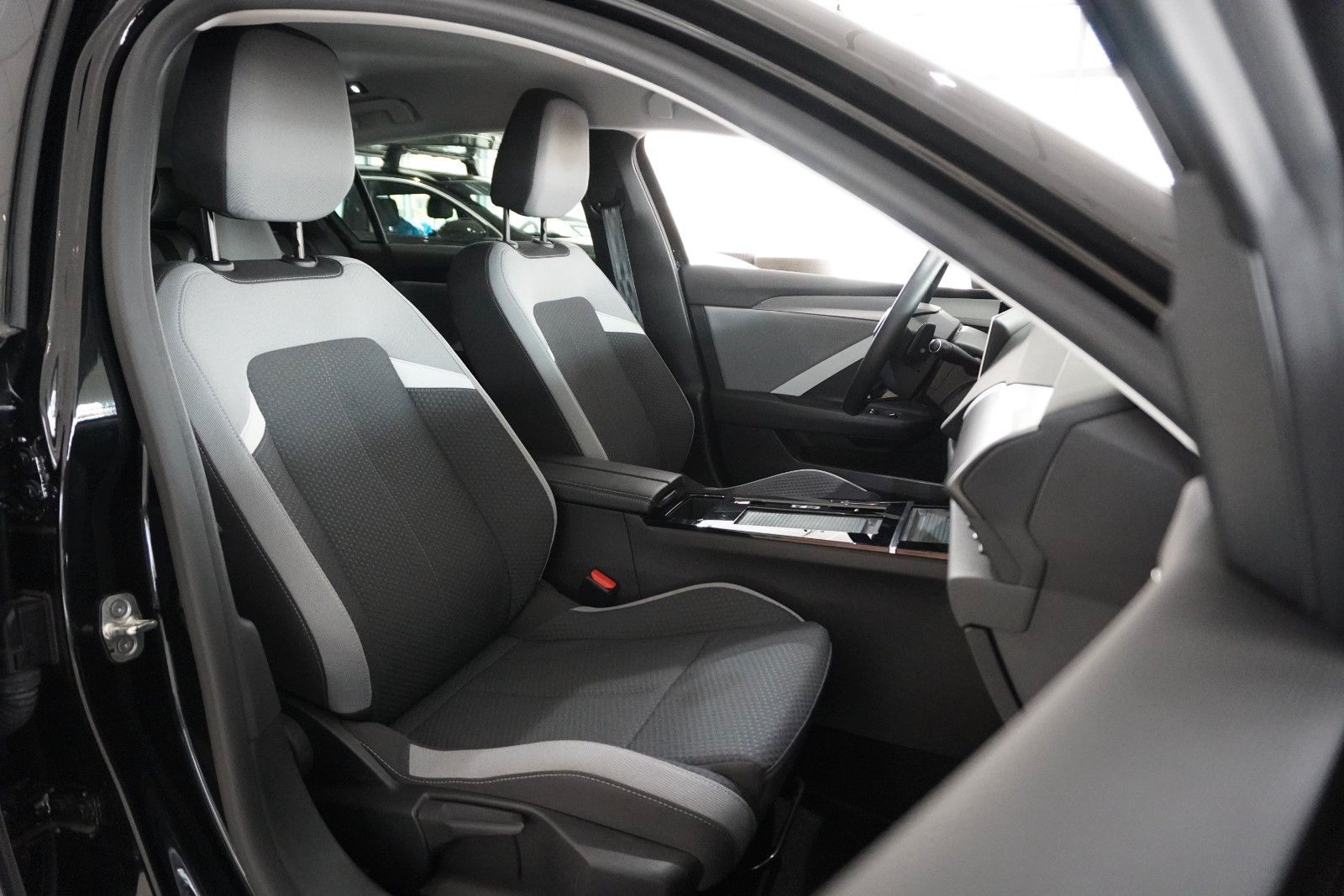 Fahrzeugabbildung Opel Astra L Lim. 1.6 HYBRID EDITION NAVI/KAMERA/AHK