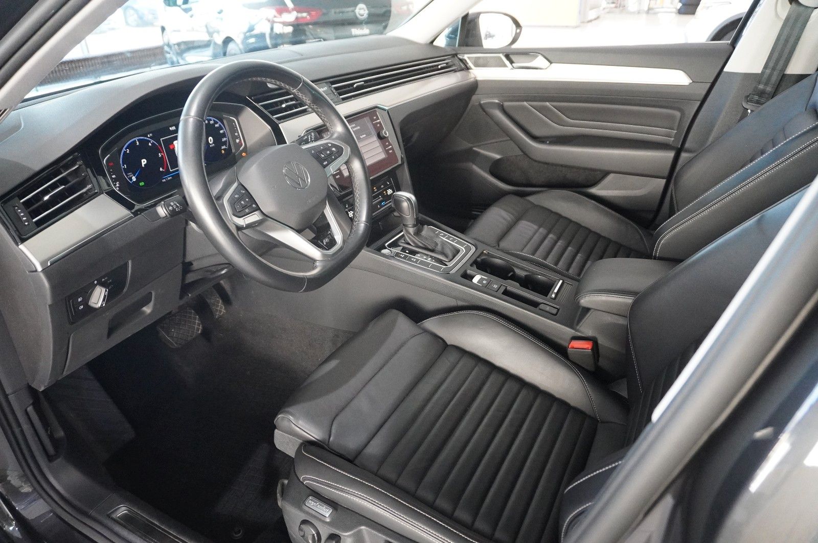 Fahrzeugabbildung Volkswagen Passat Vari. 2.0 TDI R-LINE 4M NAVI/KAMERA/AHK
