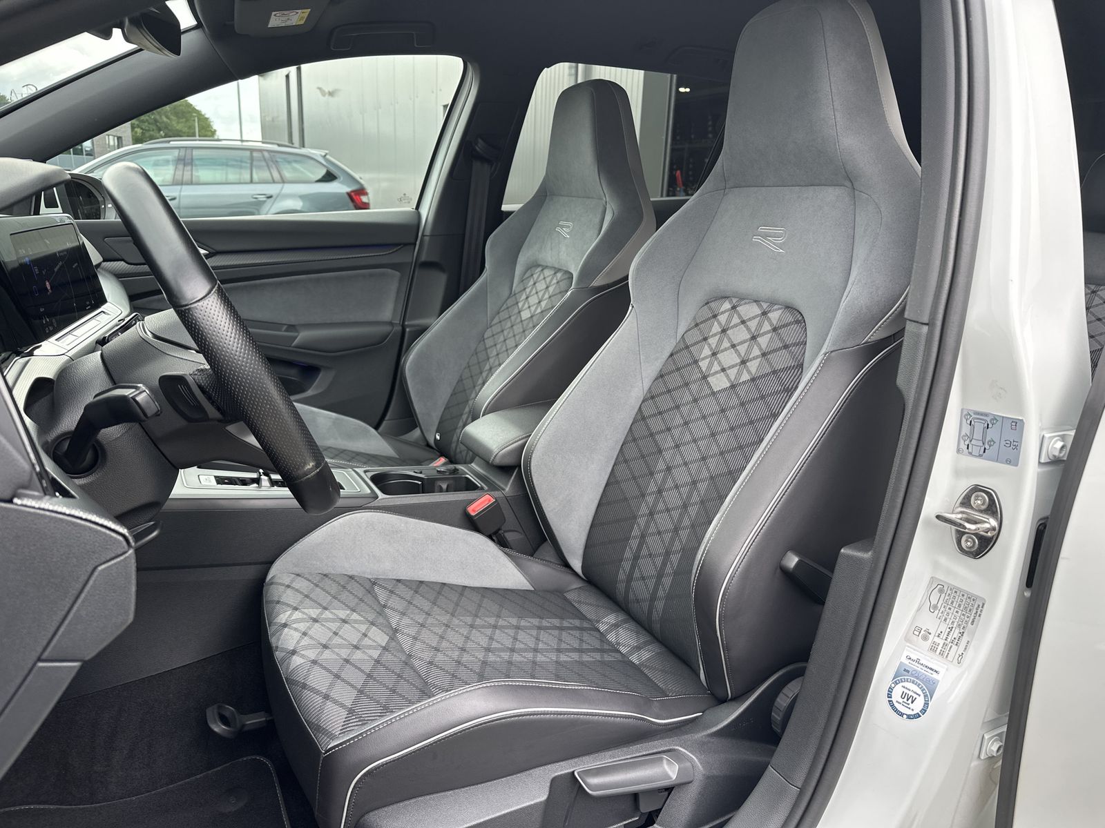 Fahrzeugabbildung Volkswagen Golf Variant 2.0 TDI DSG R-Line NAV+LED+H&K+ACC