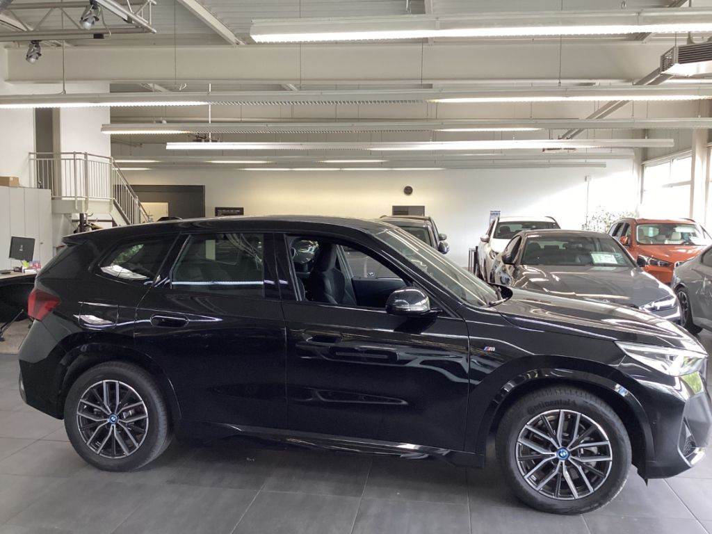 BMW iX1 xDrive 30 Sportpaket AD Navi Digitales Cockp foto 8