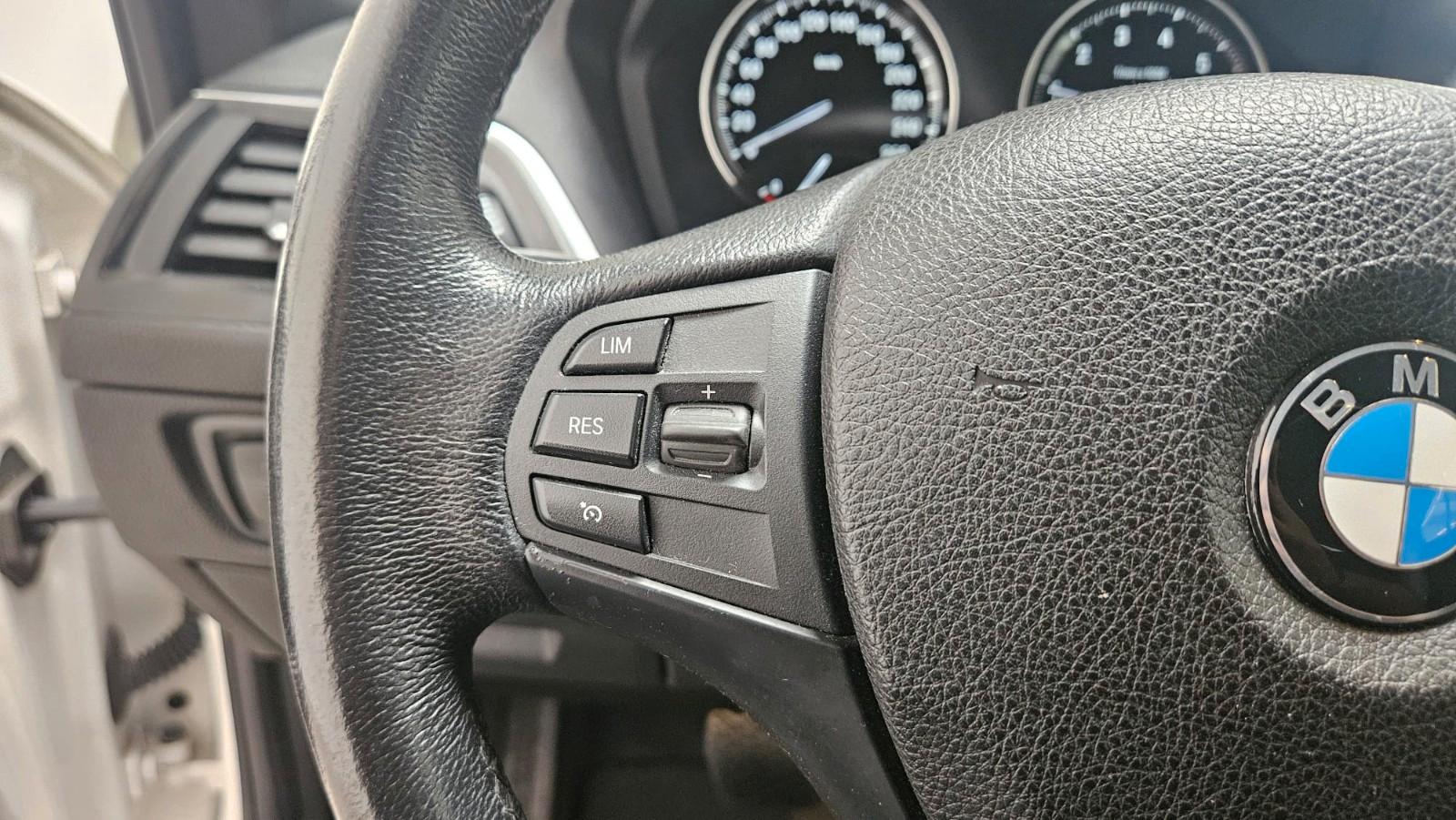 BMW 120i Vollleder Navi Tempomat Sitzheizung PDC LED