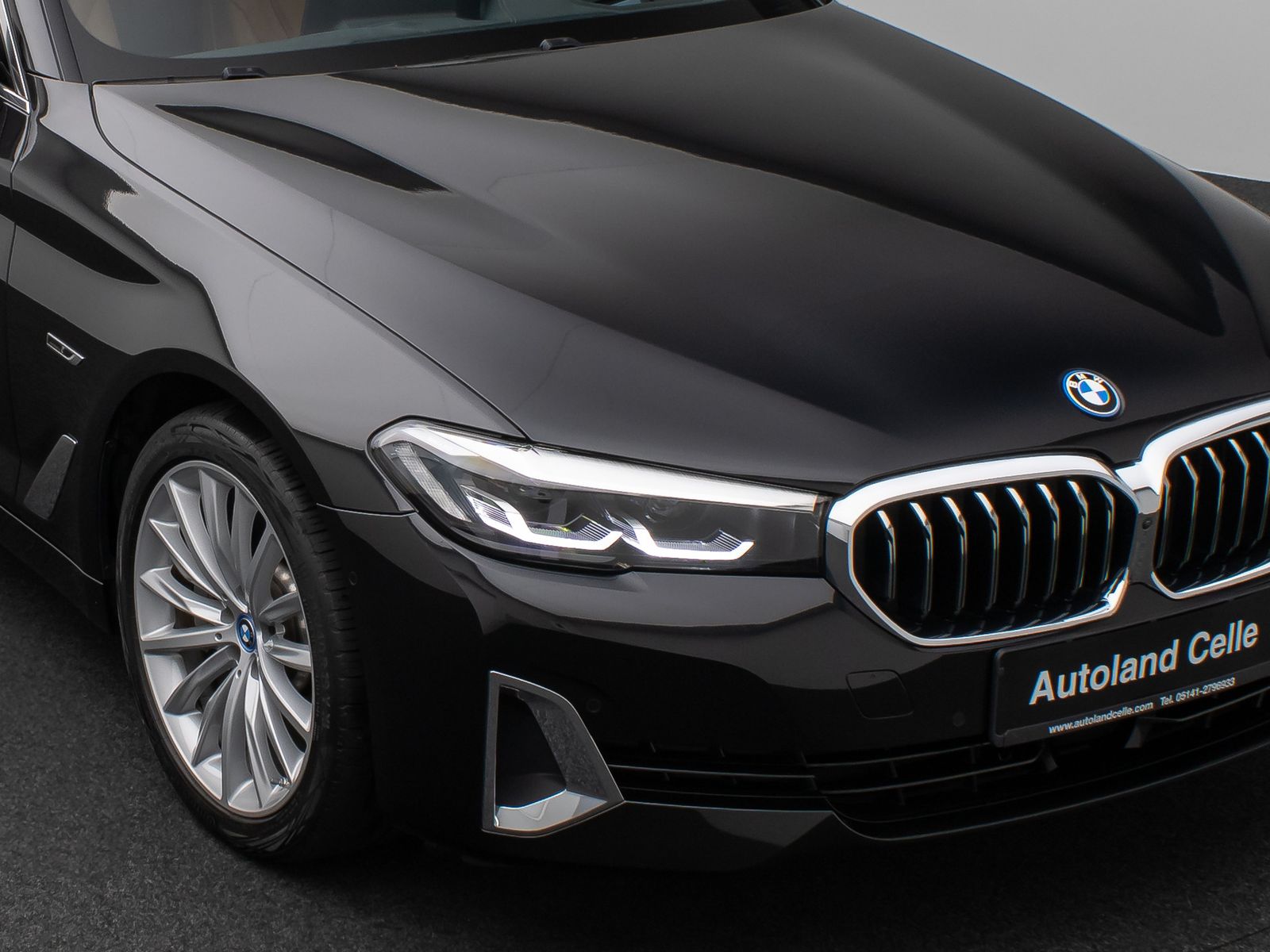 Fahrzeugabbildung BMW 530e xD LuxuryLine 360°HUD DAB AHK Komfort Sport