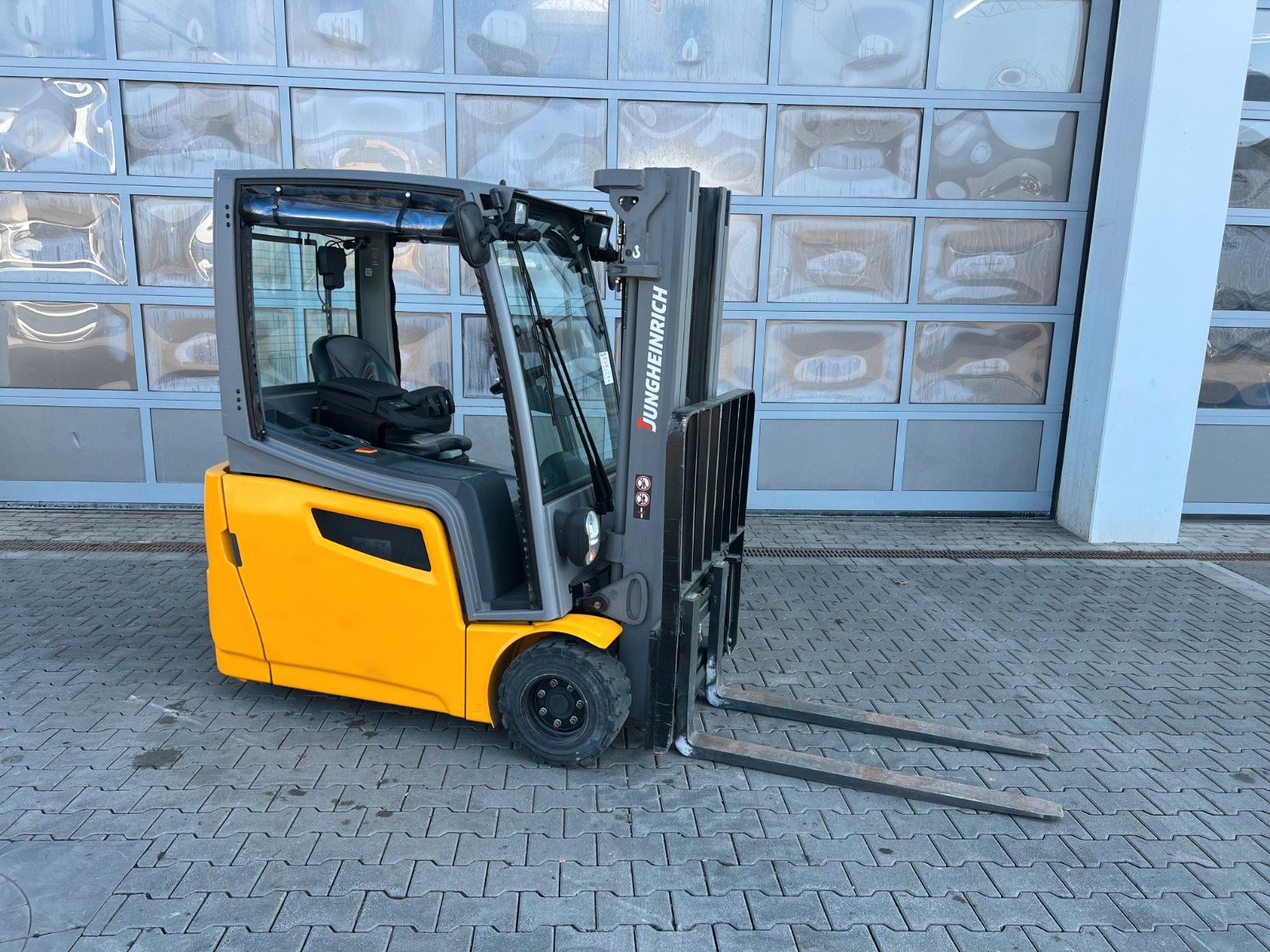 Fahrzeugabbildung Jungheinrich EFG 218 / Triplex 4.30m / SS / nur 1.738h