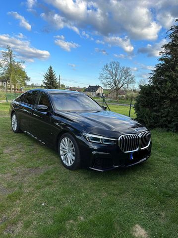BMW 750i xDrive - M-Sport / Head up / Massage Pano 