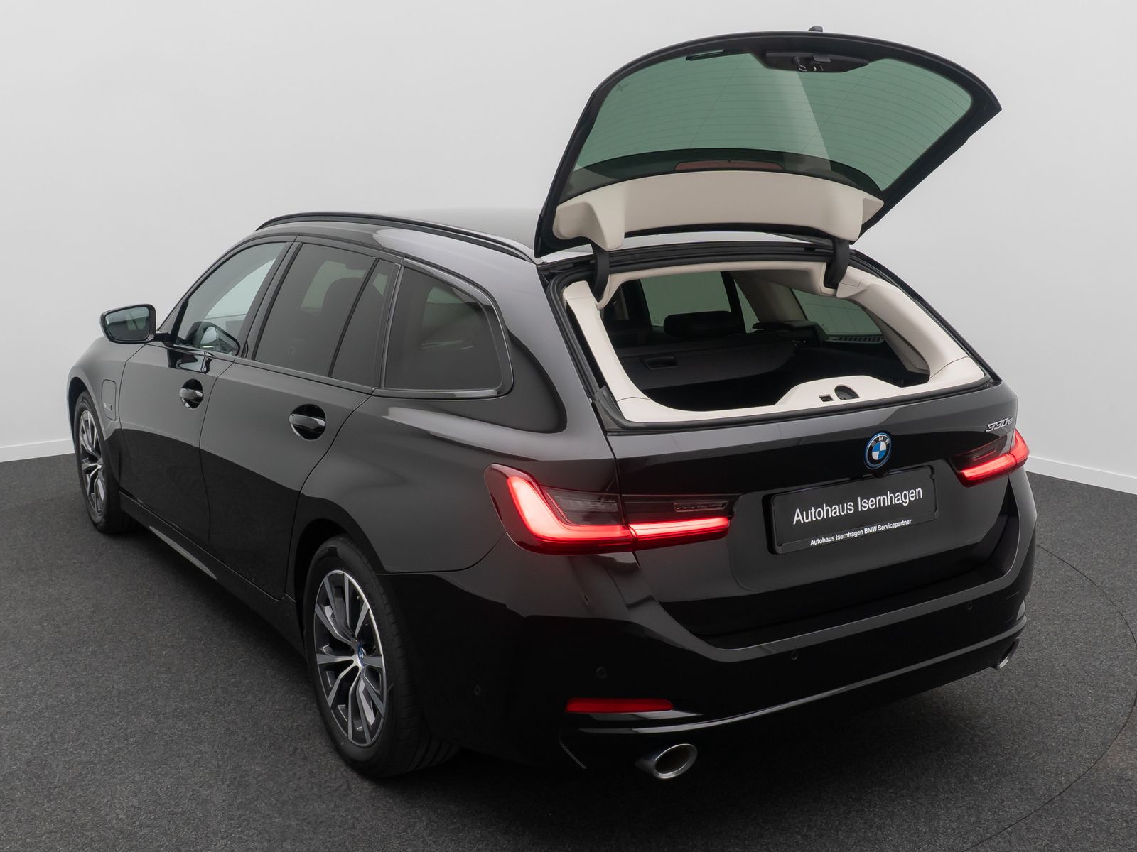 Fahrzeugabbildung BMW 330e Kamera DAB Stop&Go AHK Sport Fernlichtassis