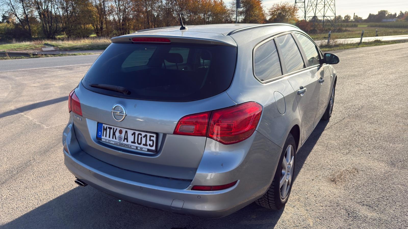 Opel Astra 2011 — interior