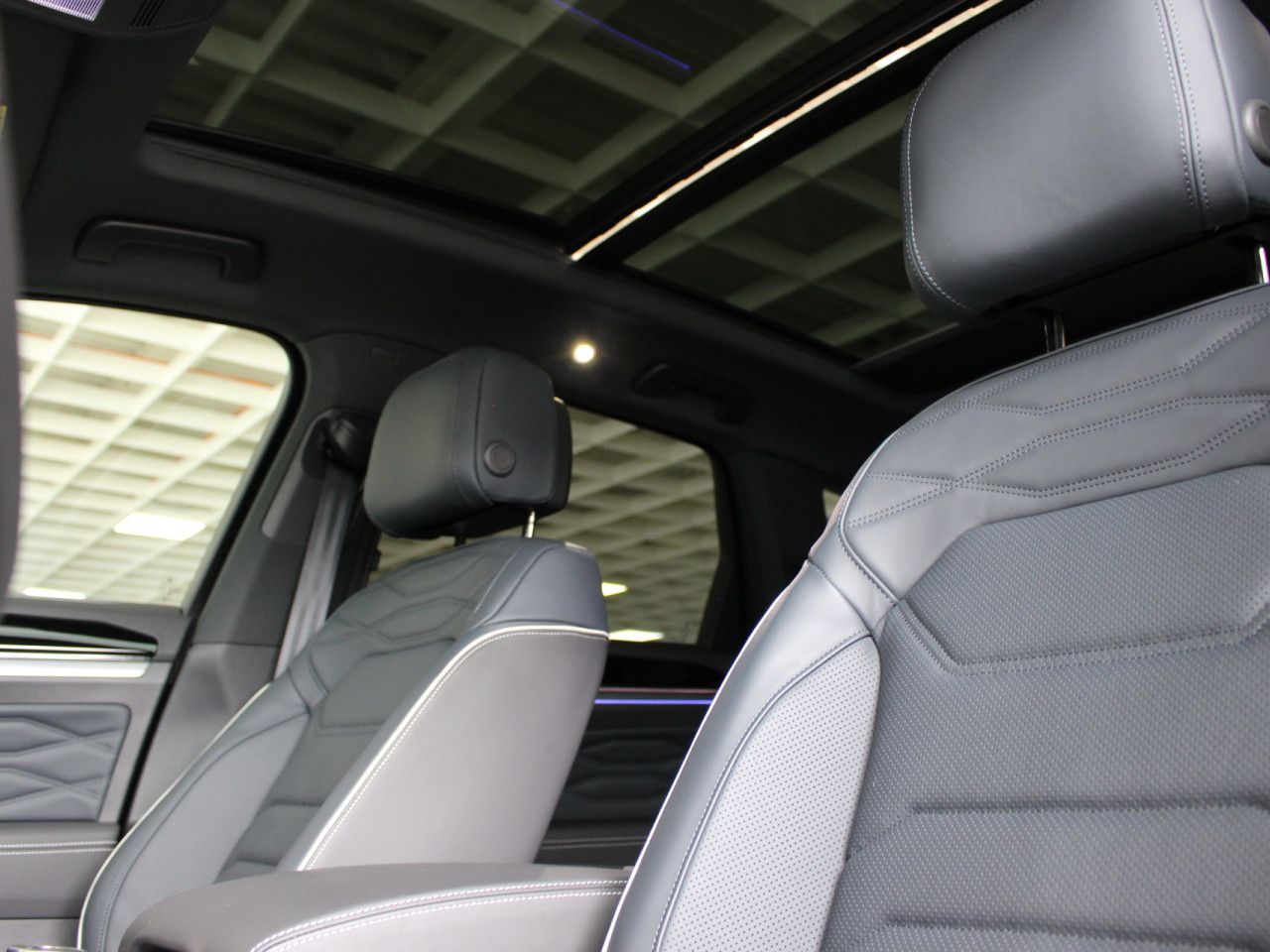 Fahrzeugabbildung Volkswagen Touareg 3,0 TDI SCR 4M R-LINE/AHK/Pano/St.Hz.
