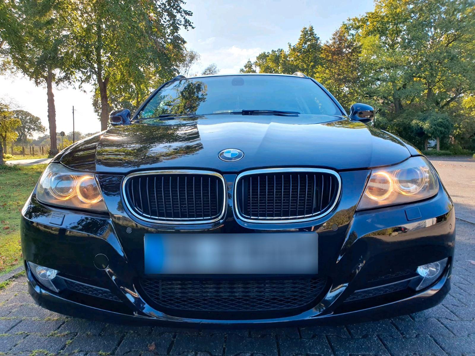 BMW 320 2011 — rear view