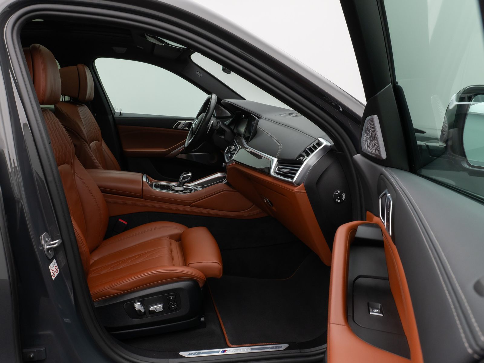 Fahrzeugabbildung BMW X6 M50i Panorama Laser 360°HUD DAB B&W AHK 22"