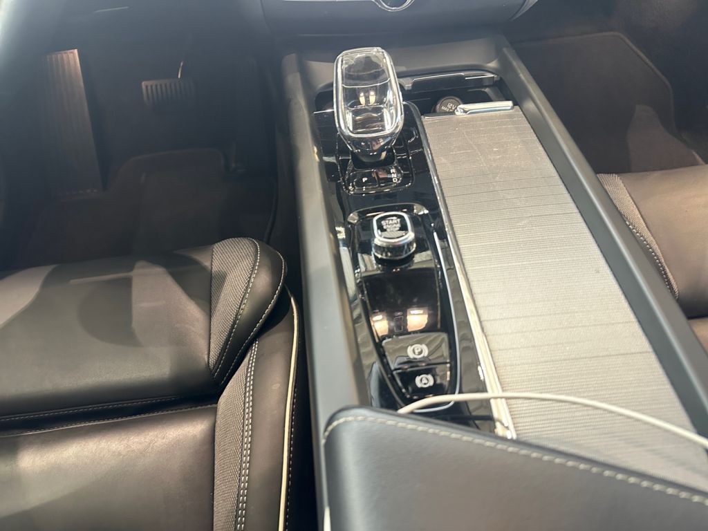 VOLVO XC60 T8 AWD Recharge Polestar Engineered VOLVO XC60 T8 AWD Recharge Polestar Engineered