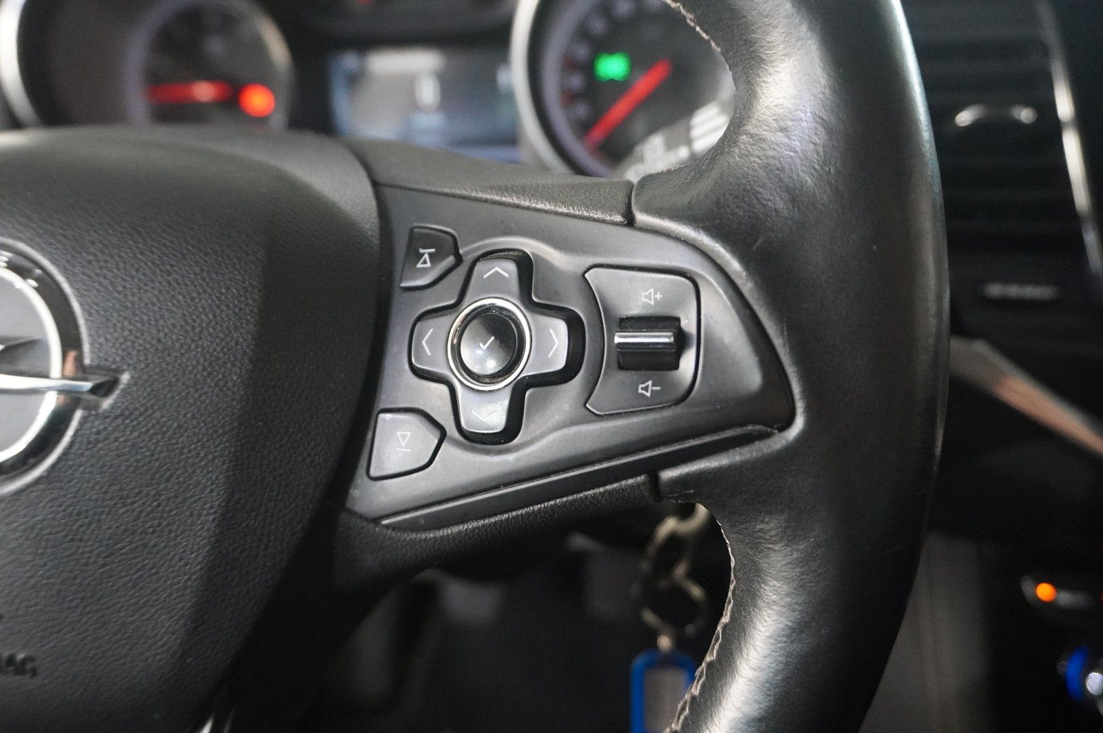 Fahrzeugabbildung Opel Astra K Lim. 1.4T INNOV. NAVI/LED/KAMERA/SH/TEMP