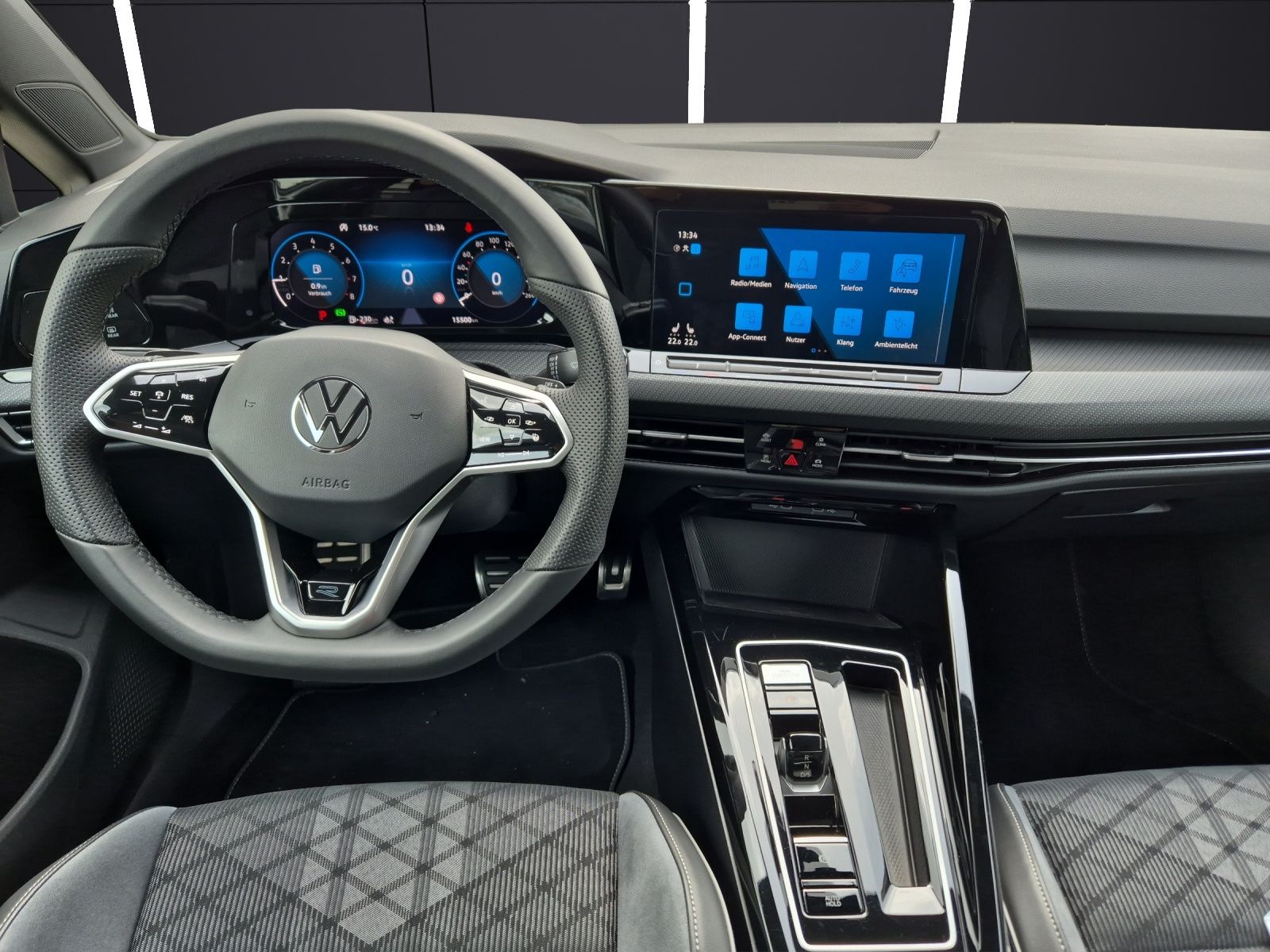 Fahrzeugabbildung Volkswagen Golf VIII R-Line eTSI DSG LED ACC RFK SH RearVie