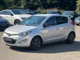 Hyundai i20 Classic*SCHECKHEFT*SHZ*PDC*LED - gebrauchte Hyundai i20 aus dem Jahr 2015