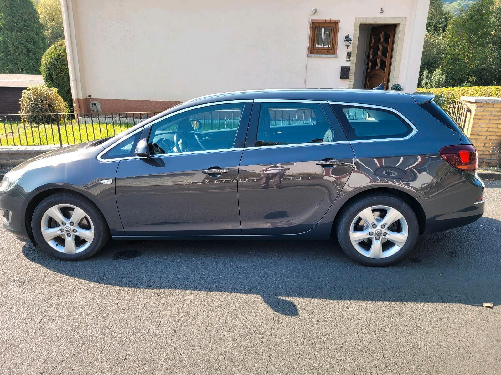 Opel Astra 2014 — салон