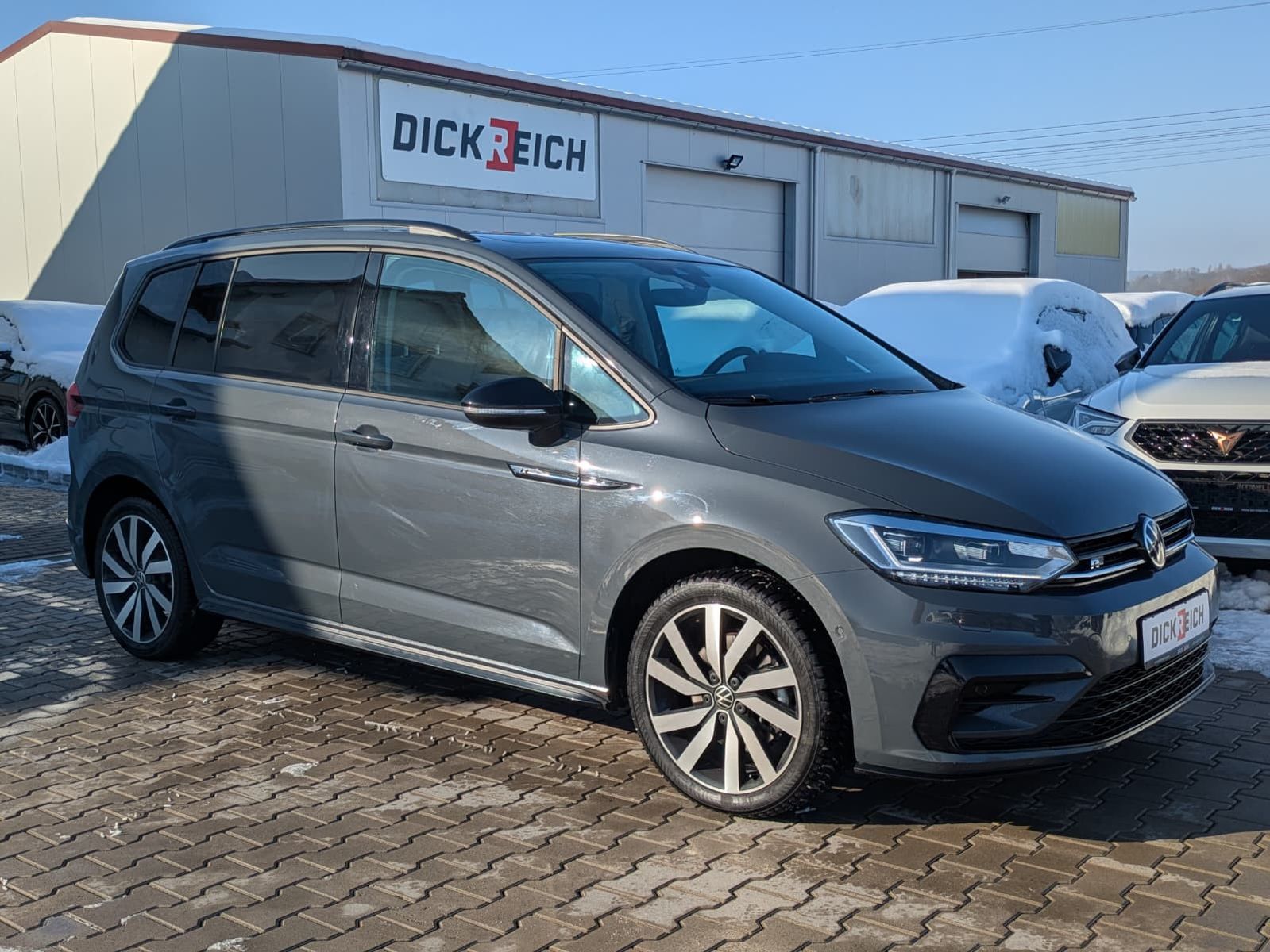 Fahrzeugabbildung Volkswagen Touran 2.0 DSG R-Line High BLACK Pano 7Si IQ AHK
