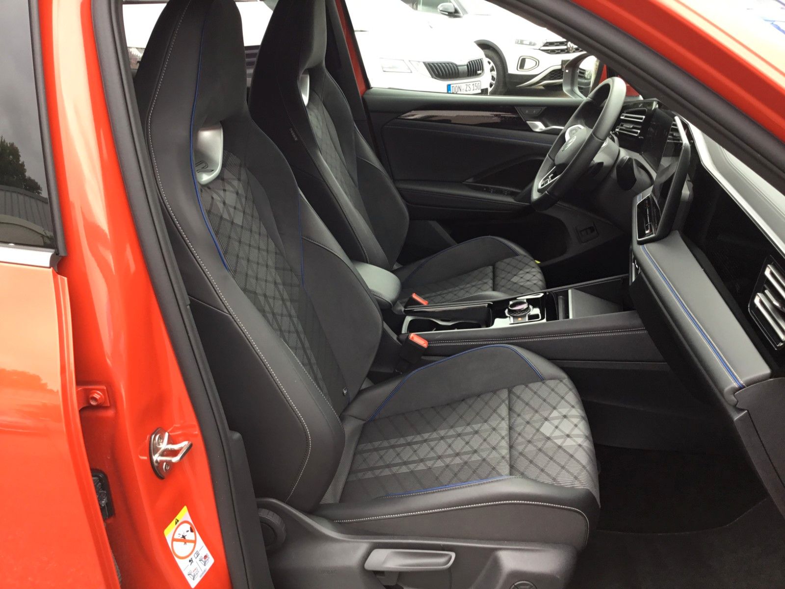 Fahrzeugabbildung Volkswagen Tiguan 2.0 TDI DSG 4M R-Line+AHK+20"+Pano