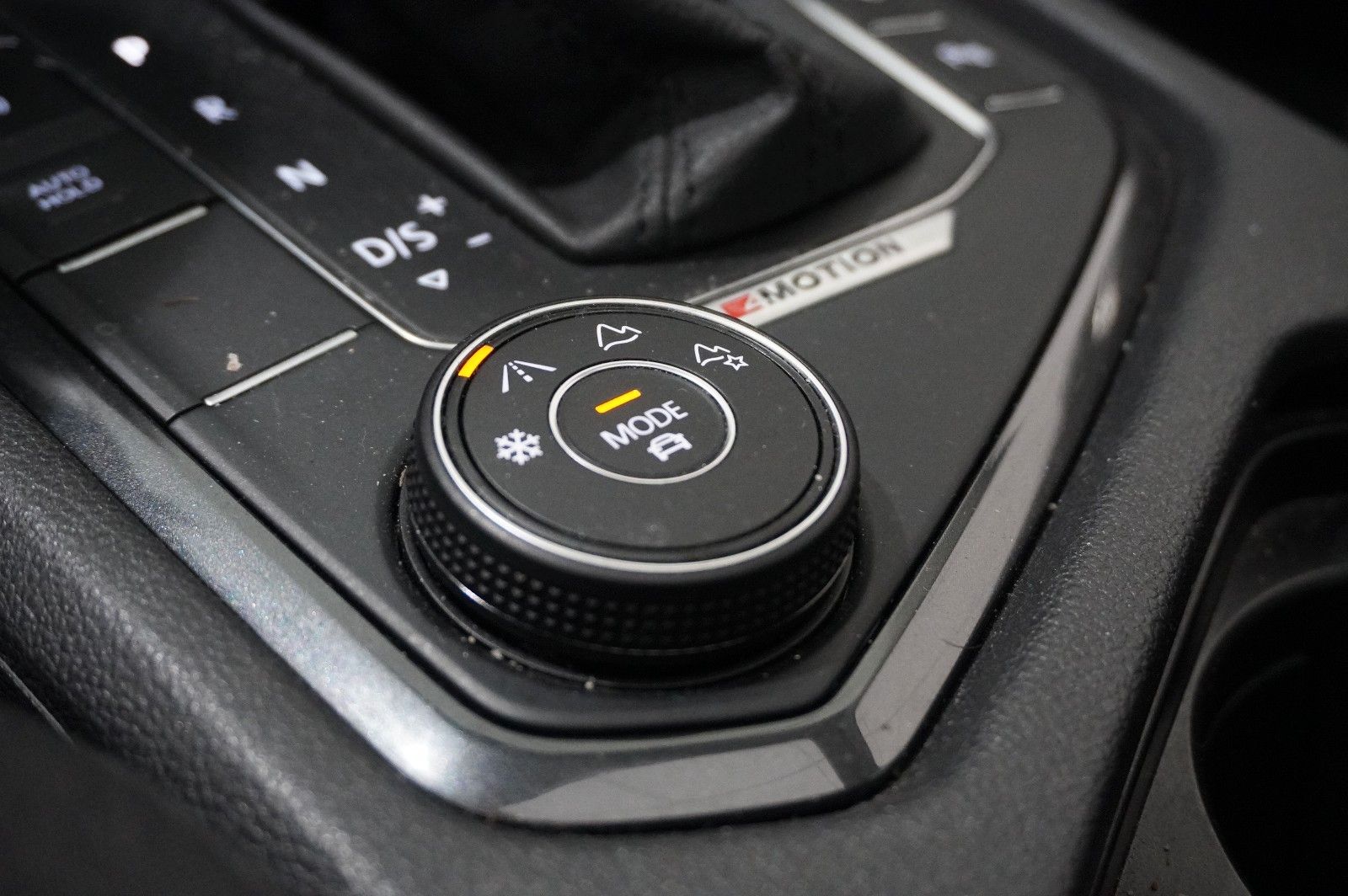 Fahrzeugabbildung Volkswagen Tiguan 2.0 TSI 4MOTION R-LINE NAVI/KAMERA/SH/AHK