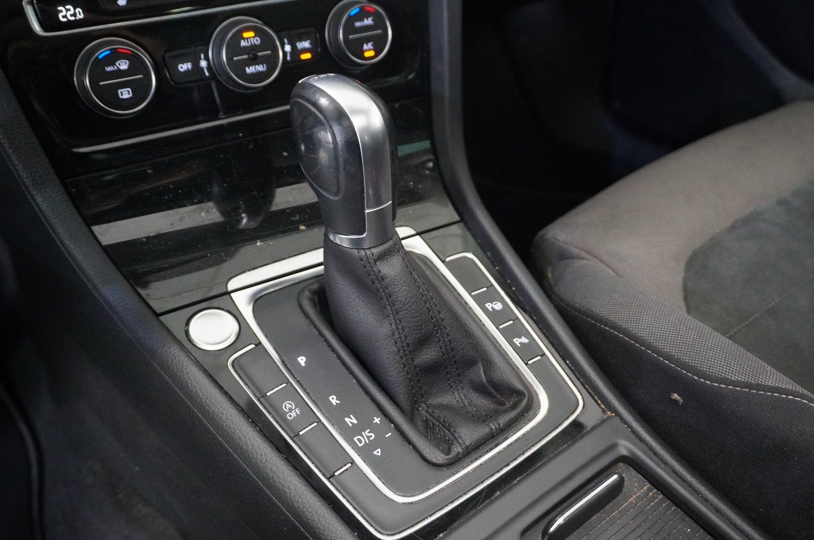 Fahrzeugabbildung Volkswagen Golf VII Vari. 1.5 TSI HIGHLINE DSG NAVI/LED/AHK