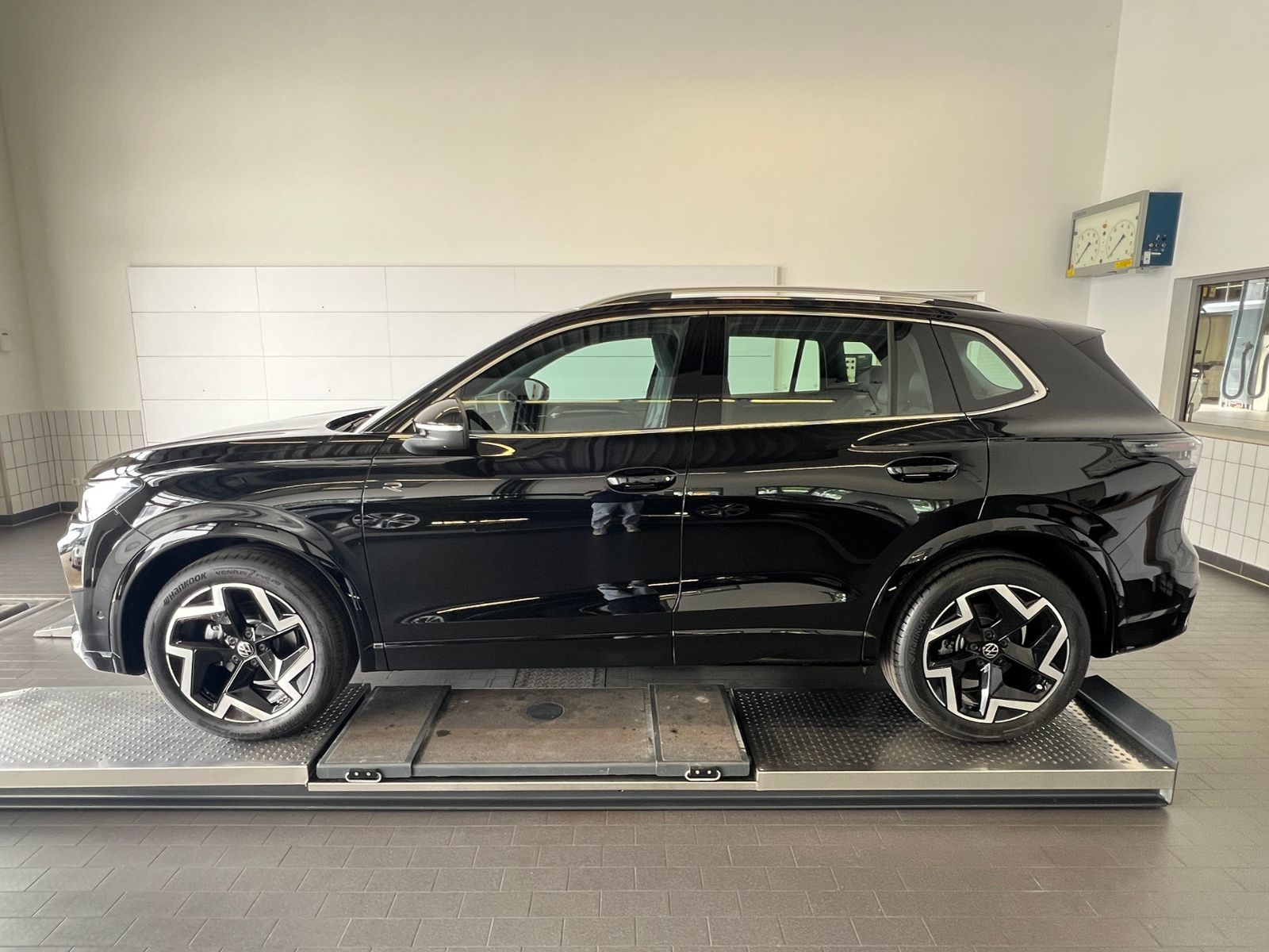 Fahrzeugabbildung Volkswagen Tiguan R-Line 1.5 eTSI DSG *AHK, IQ.Light, ACC,