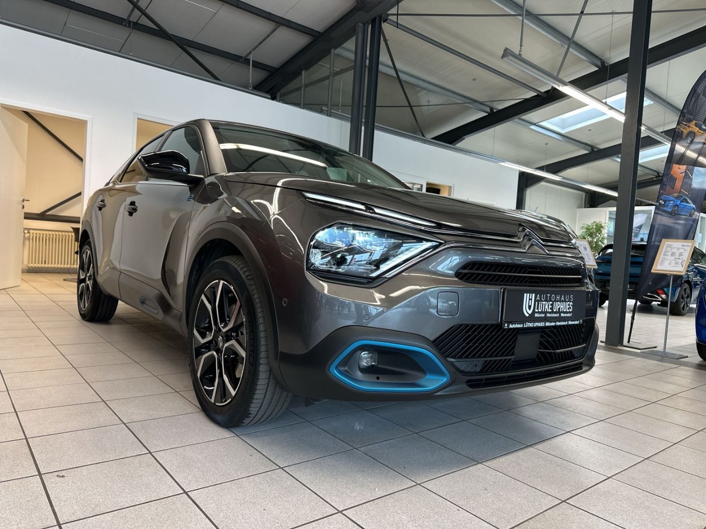 Fahrzeugabbildung Citroën C4 e- Shine 100 Navi 360 Kamera SHZ CarPlay DAB