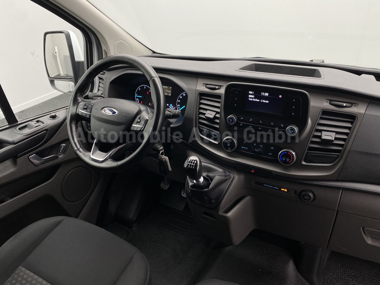 Fahrzeugabbildung Ford Transit Custom 340 L2 *9-Sitzer* AHK 2,4t 0963