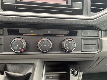 Fahrzeugabbildung Volkswagen Crafter 35 2.0 TDI L2H2+KLIMA+RÜCK-KAMERA+TEMPOM