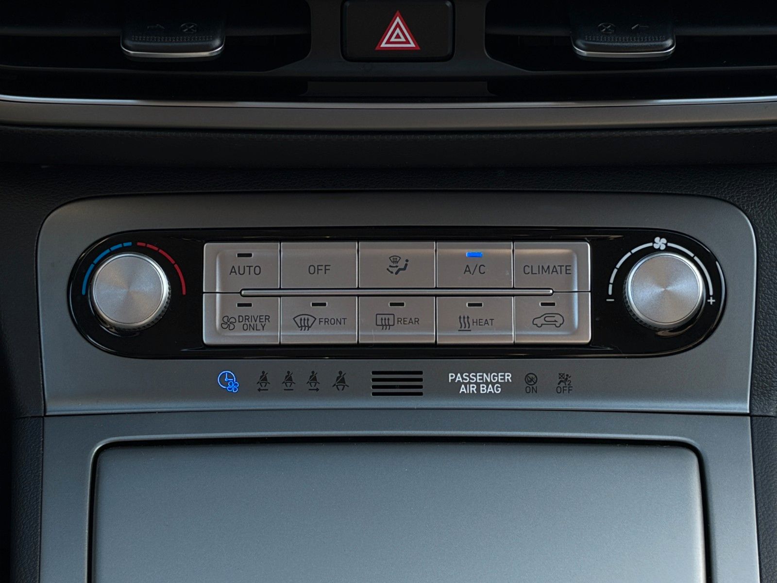 Fahrzeugabbildung Hyundai KONA E Select ACC LHZ SHZ LKAS PDC KAM