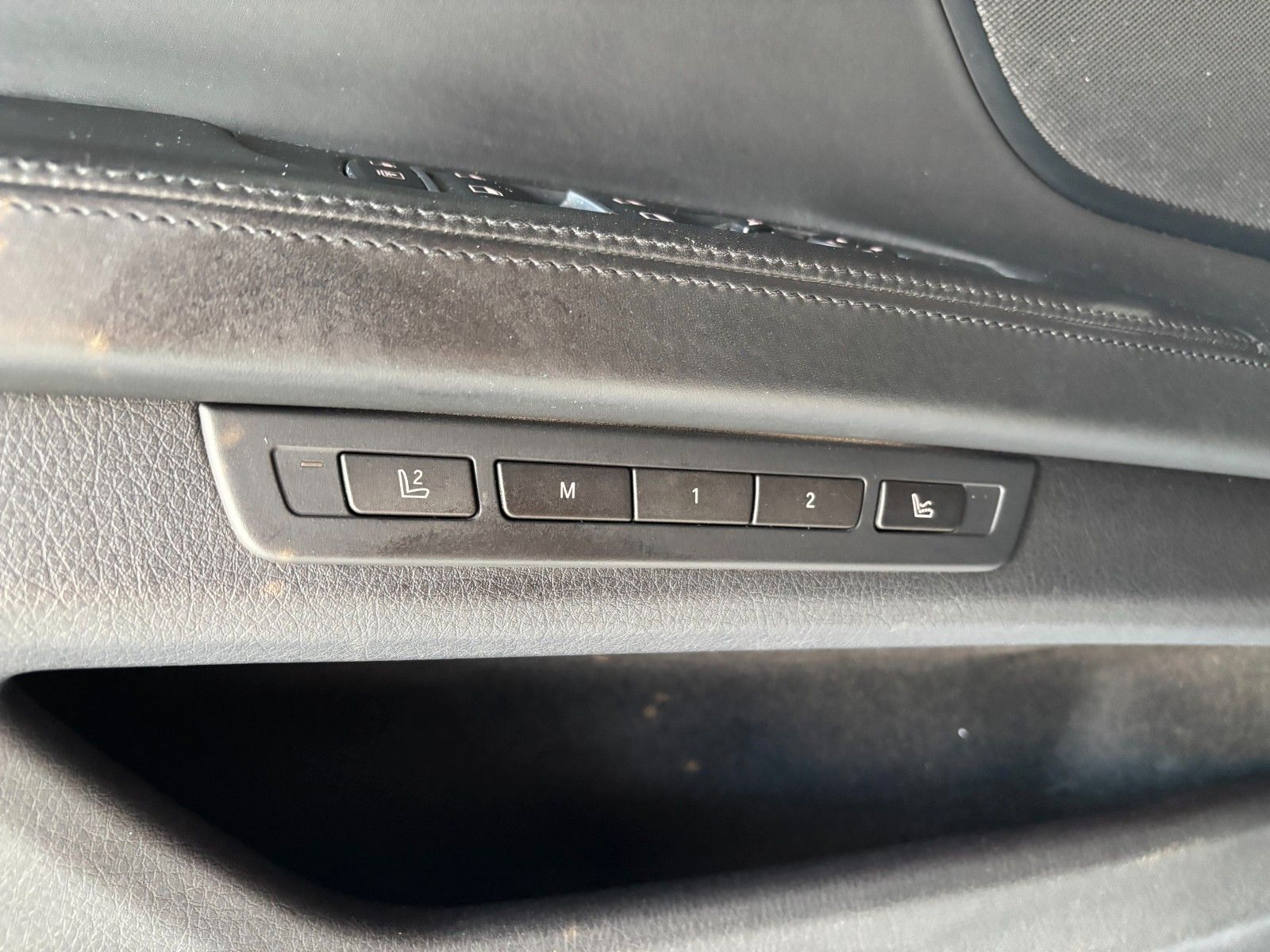 Fahrzeugabbildung BMW 760i L V12/MASSAGE/MEMORY/HUD/SCHIEBEDACH/KAMERA