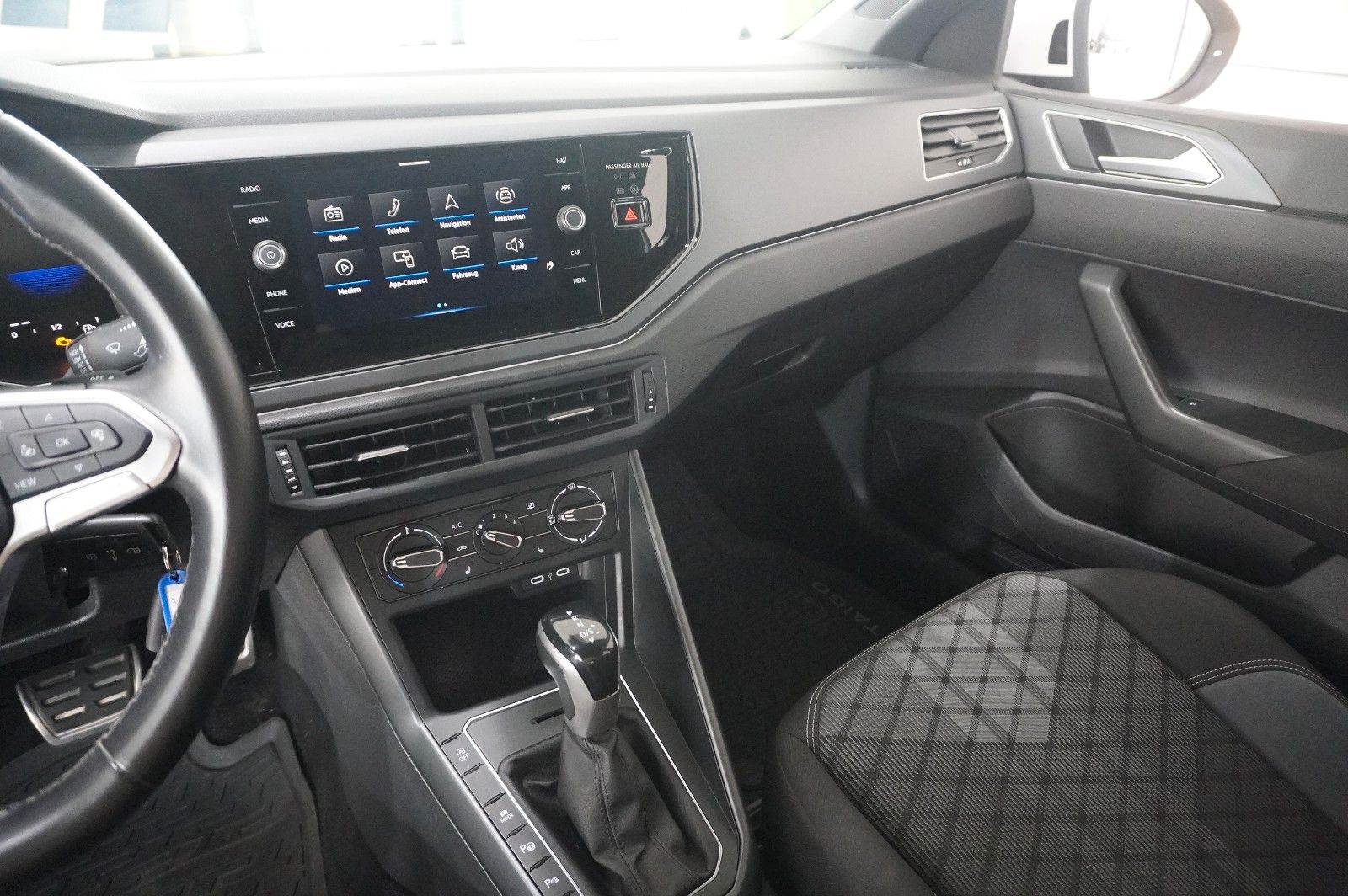 Fahrzeugabbildung Volkswagen Taigo 1.0 TSI R-LINE NAVI/LED/KAMERA/SPORT/DAB+